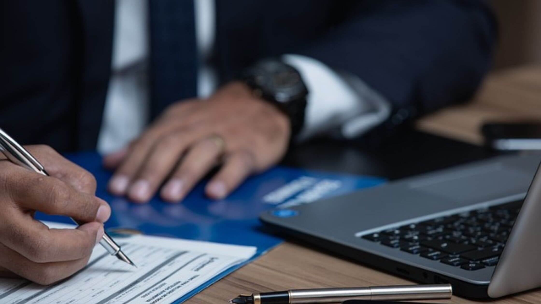 שיתוף פעולה מנצח בין יועץ פיננסי רוי בן יוסף לסוכן נדל"ן מבטיח רכישת נכס חכמה, משתלמת ובטוחה עם ליווי פיננסי מקצועי.